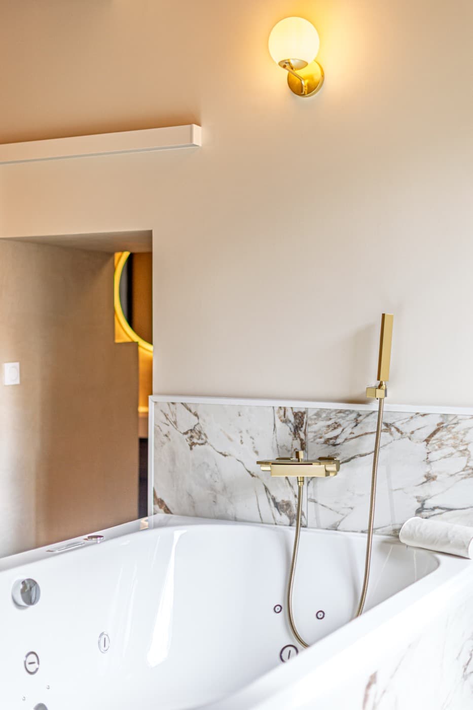 Salle de bain en marbre avec jacuzzi, Pure Haven à Chambéry