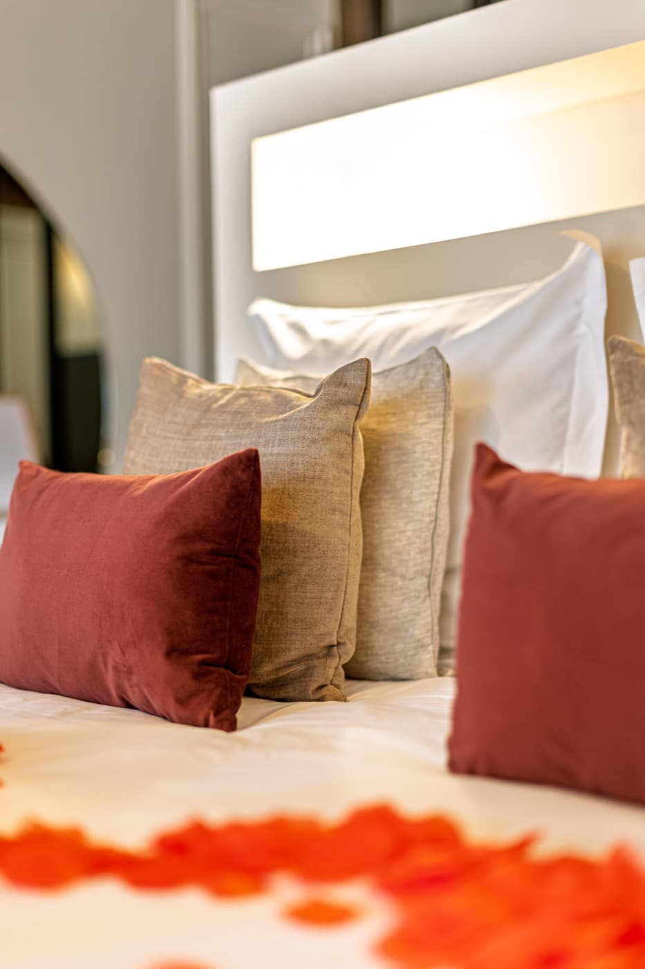 Literie soignée et pétales de rose, Pure Haven à Chambéry