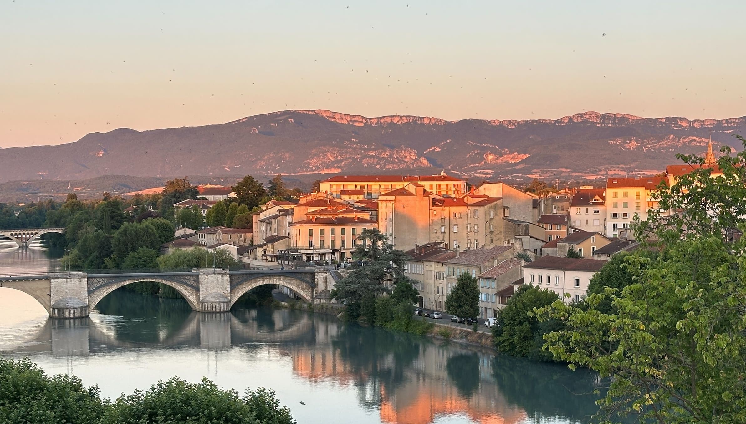 Vue de Romans-sur-Isère et la passerelle des Ors au coucher du soleil