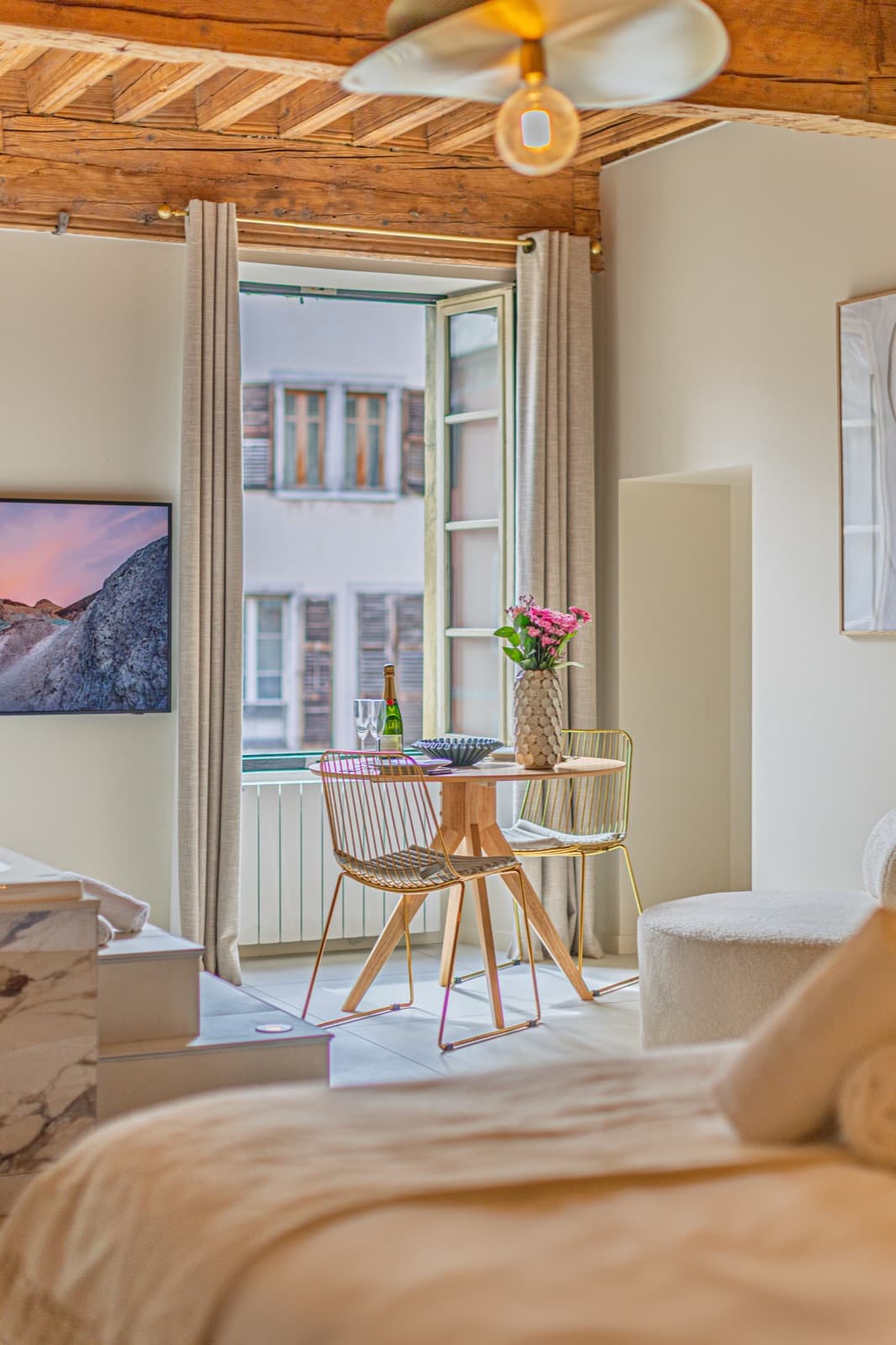 Table dressée près d'une fenêtre ouverte sur la vieille ville, Pure Haven à Chambéry