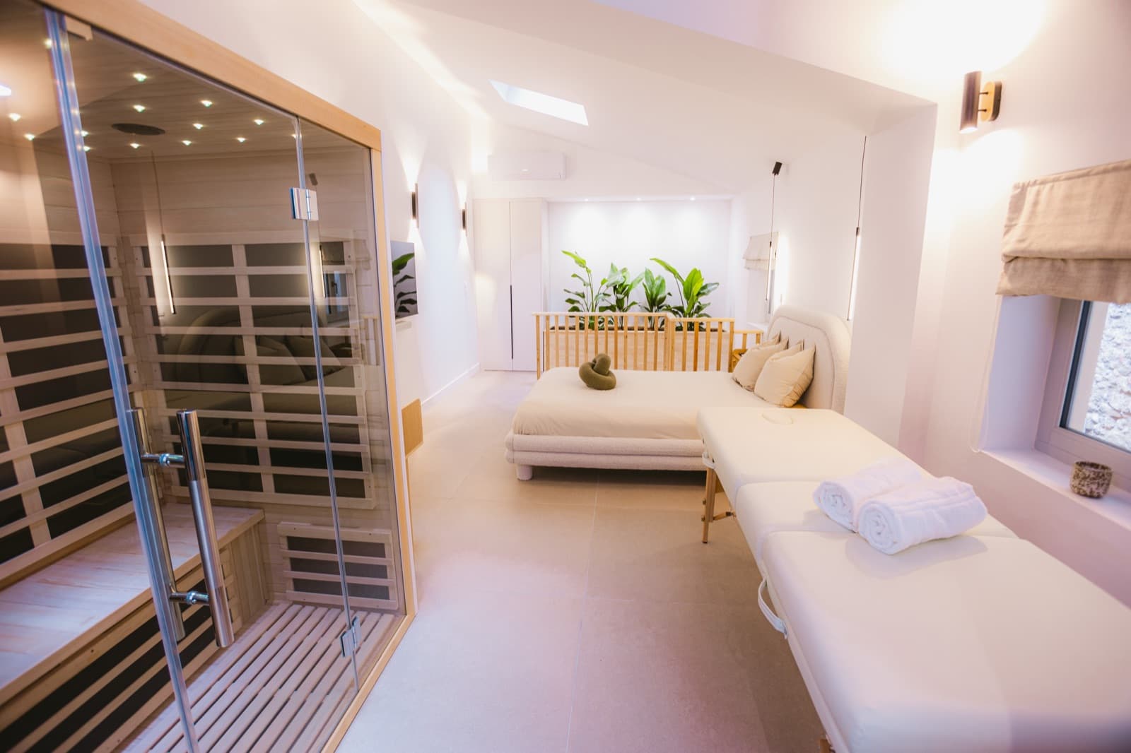Suite bien-être avec sauna privatif, lit et table de massage, Zen Haven à Romans