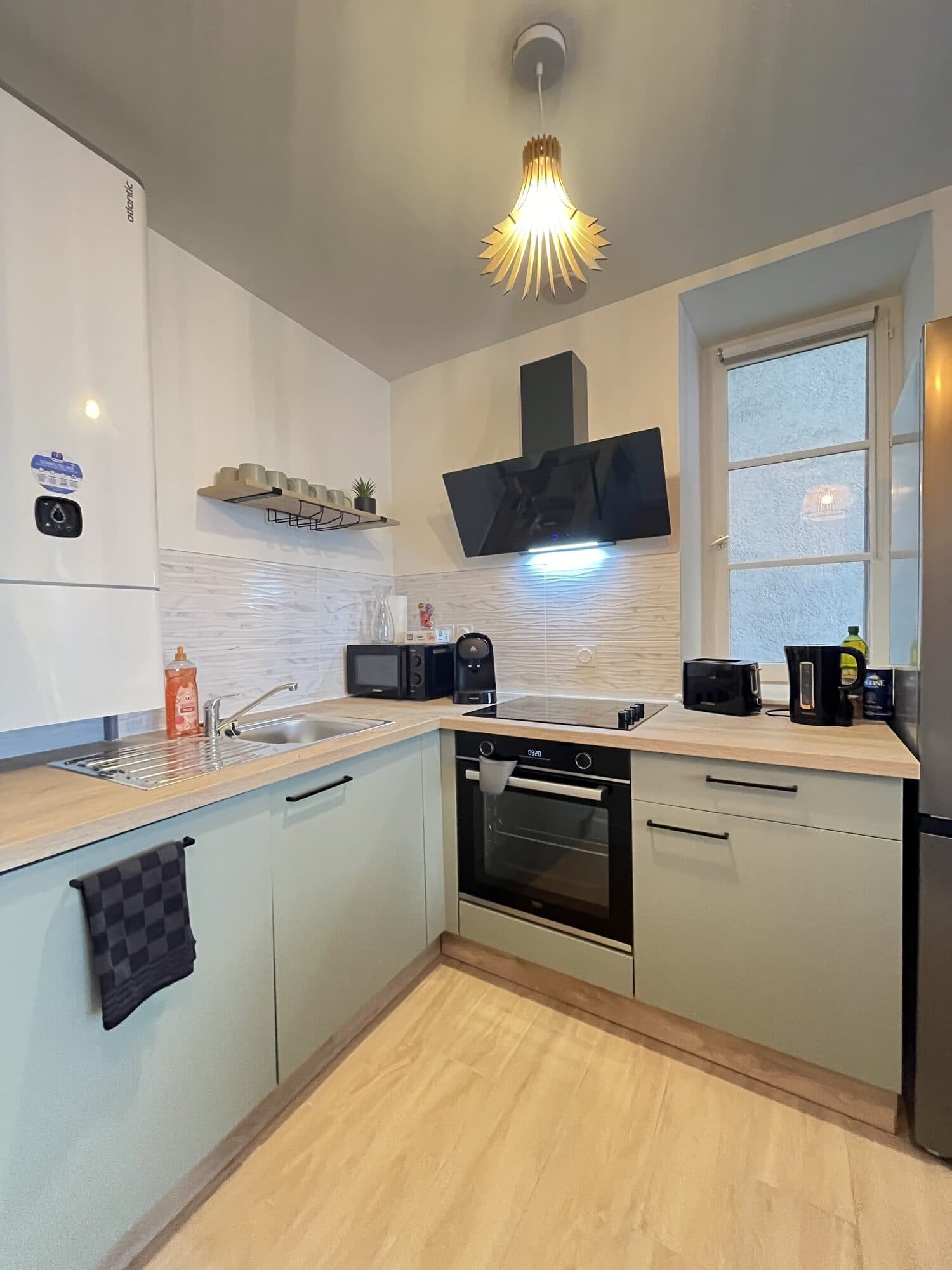 Cuisine équipée avec four, plaque induction et hotte, Jungle Haven