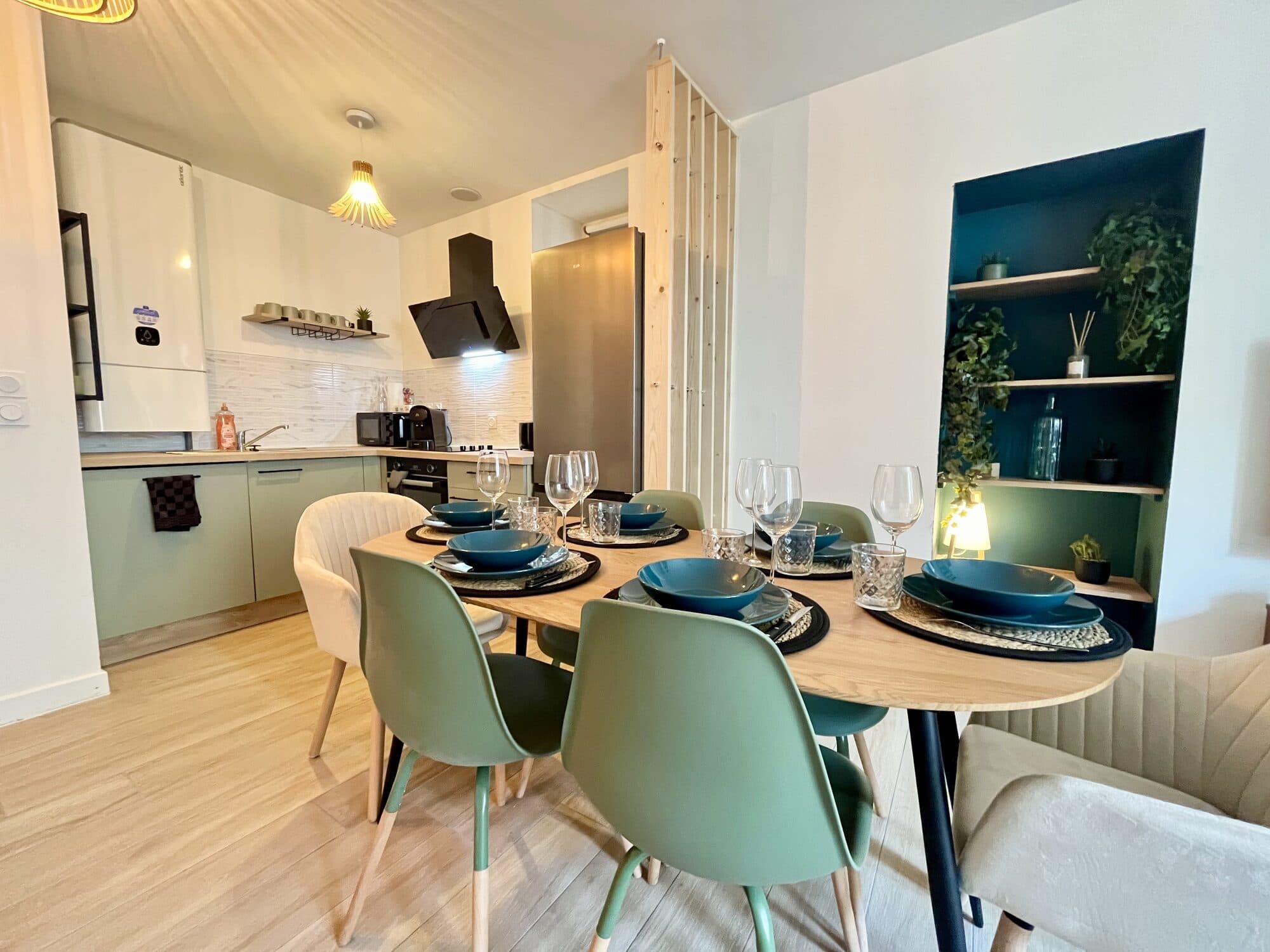 Table dressée pour 6 personnes et cuisine ouverte, Jungle Haven Romans