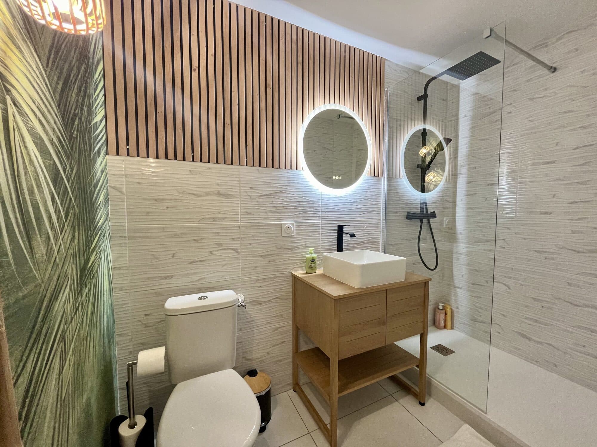 Salle de bain avec douche à l'italienne et papier peint tropical, Jungle Haven