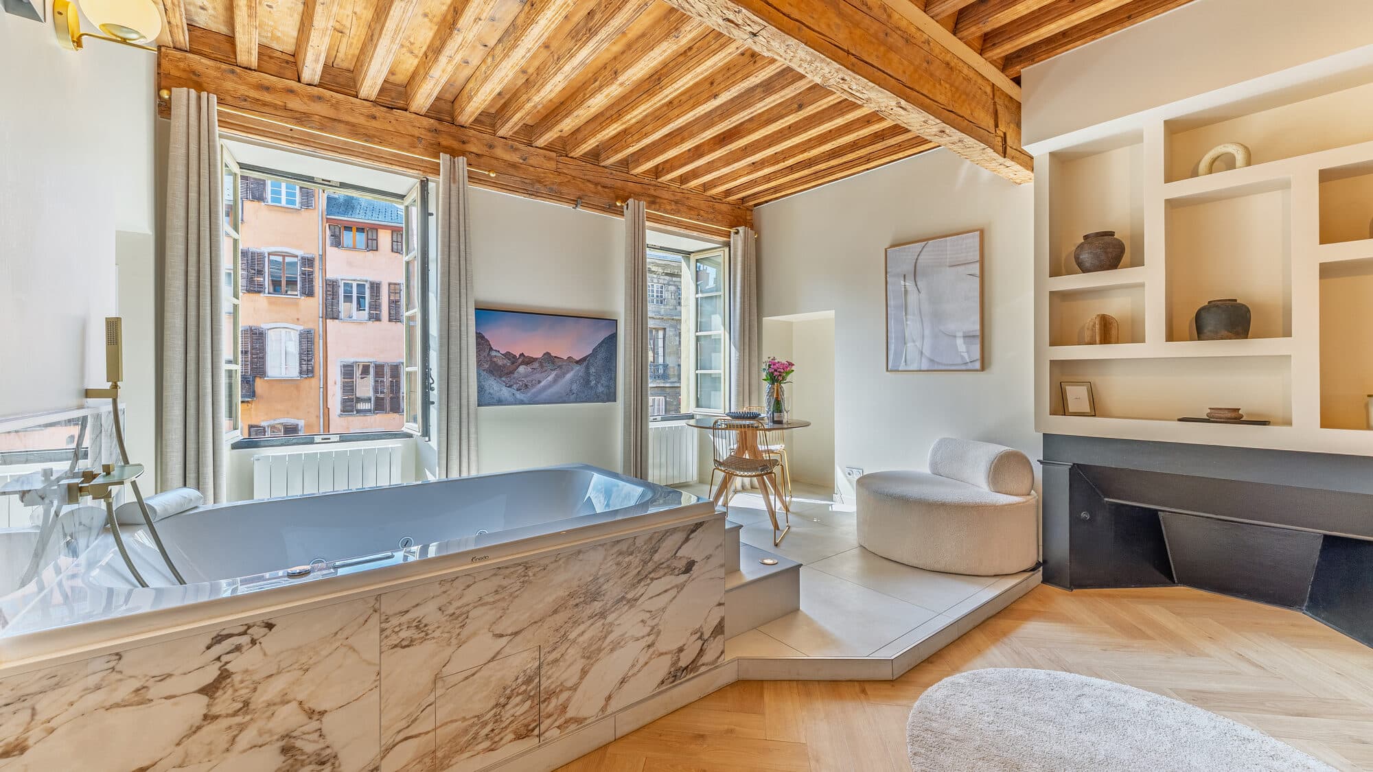 Balnéo privative devant la fenêtre, vue sur les toits du vieux Chambéry