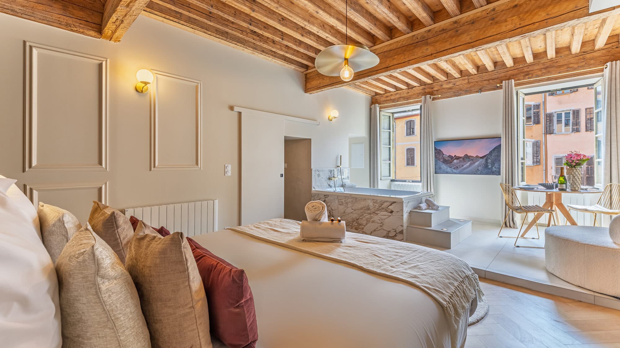 Chambre Pure Haven avec balnéo et grande fenêtre sur la place Saint-Léger
